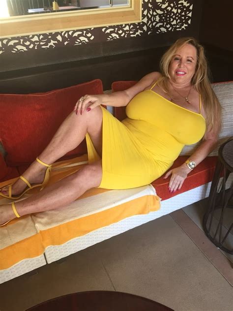 Free Huge Tit Gilf Loves To Flash Her Giant Juggs Photos