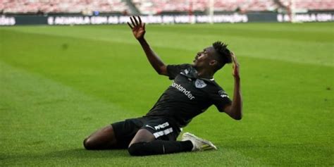 Zaidu sanusi (born 13 june 1997) is a nigerian footballer who plays as a left back for portuguese club fc porto. Zaidu Sanusi & Porto Faces Cristiano Ronaldo's Juventus In ...