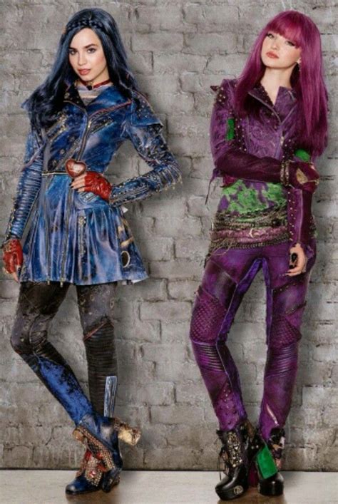 The teenagers of disney's most infamous villains return to the isle of the lost to recruit a new batch of villainous offspring to join them at auradon prep. Pin by Ashley Burgoin on descendants 1 and 2 | Descendants ...