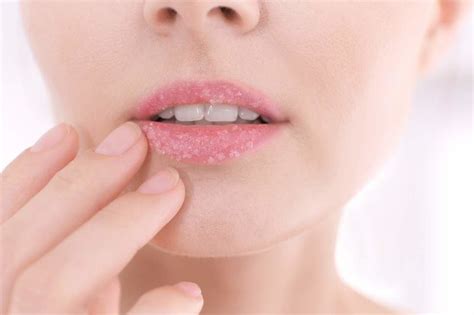 Tips Makeup Simple Untuk Membuat Bibir Terlihat Lebih Tipis