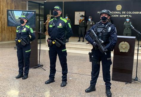 La Policía se viste de azul NUEVOS UNIFORMES EN LAS CALLES Primicia Diario
