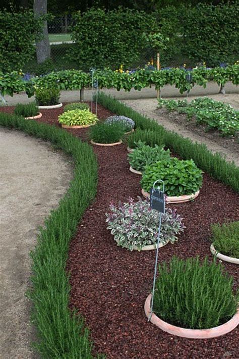 Nicht nur als beetabdeckung findet rindenmulch im garten verwendung, sondern auch auf wegen und in spielbereichen. Vorgarten mit rindenmulch gestalten