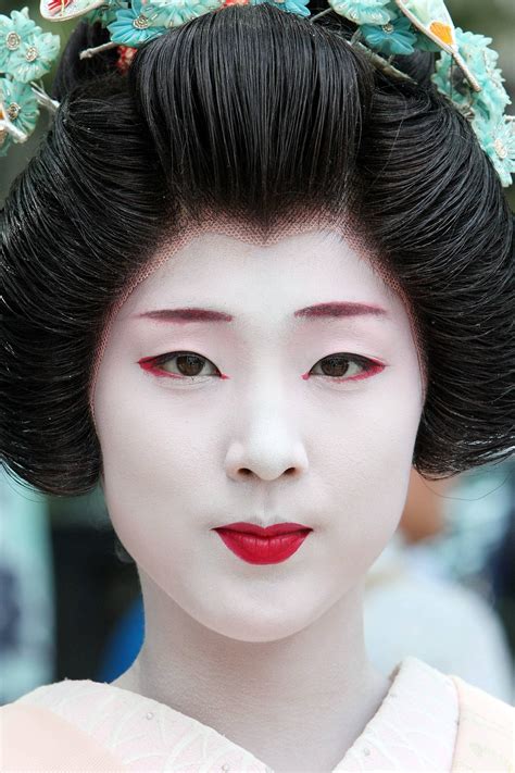 Japans Female Artisans The Geisha Geisha Makeup Geisha Hair Geisha
