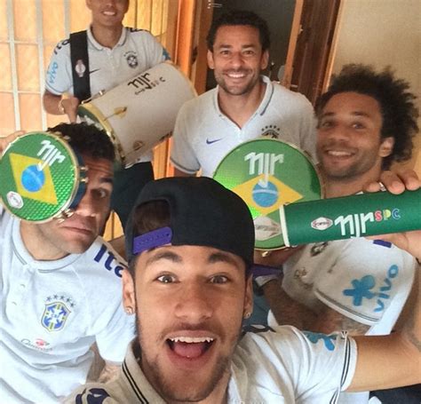 Neymar E Outros Craques Tocam Pagode Antes De Estreia Na Copa Do Mundo Ofuxico