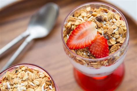 Yogurt Con Granola Y Fresa Natural ¡excelente Desayuno Para Acompañar