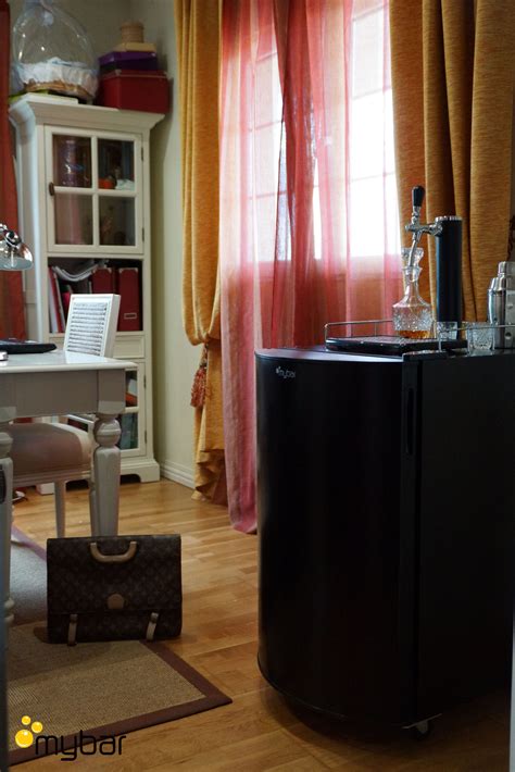 Fizzics draftpour es un dispensador de cerveza portátil, compacto y de pequeño tamaño, ideal para usarlo en casa o llevarlo a una fiesta. Grifo de cerveza para casa Mybar Black www.mybarshop.es # ...