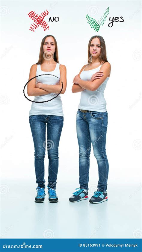 Portrait Conceptuel De Deux Belles Jeunes Femmes Jumelles Image Stock