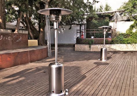 Te resalto que necesita de un tubo y regulador conectados a la bombona de gas para que funcione. ALQUILER Estufas Exterior, Calefacción, Jardín, Terrazas