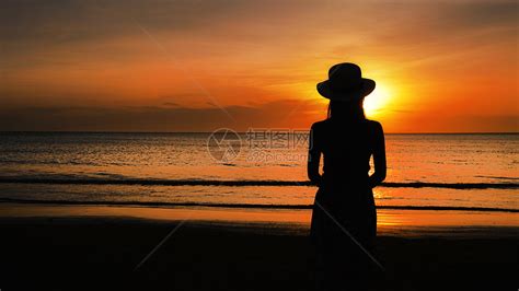 大海落日少女人像观赏日落背影剪影高清图片下载 正版图片501616230 摄图网