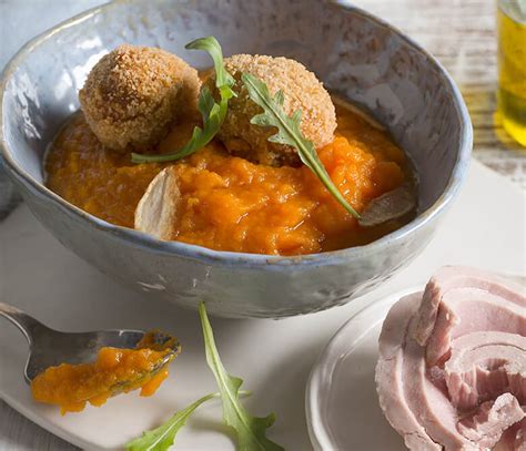 Le crocchette di patate sono un ottimo antipasto o contorno da servire a tavola. Crocchette di patate con tonno e crema di carote