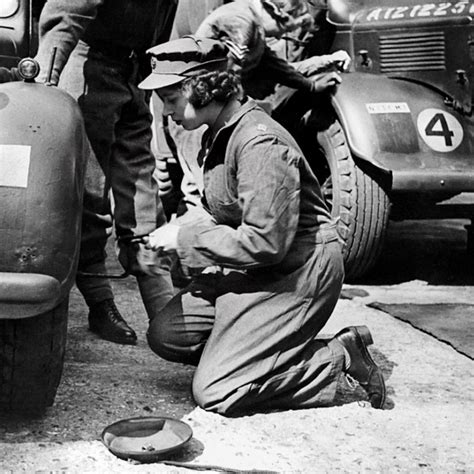 La regina elisabetta ii è sul lato opposto. Altro che Kate Middleton! È la Regina Elisabetta la vera ...