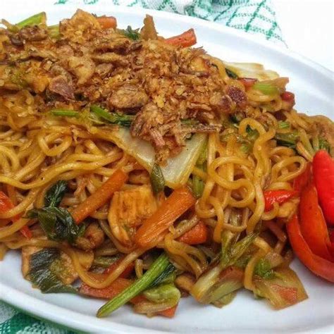 Kemudian masukkan telur yang telah dikocok, bakso dan ayam suwir. Resep Masakan Mie Goreng Jawa Pedas #JagoMasakMinggu3 | Yummy.co.id