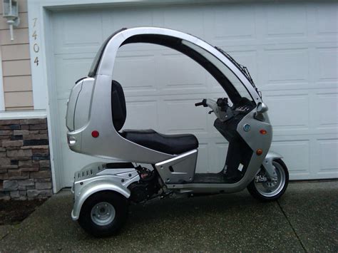 Many people prefer a 3 wheel scooter of a 4 wheel or vice versa. Three wheeler scooter.... I want one!!!!! | Scooter, Small ...