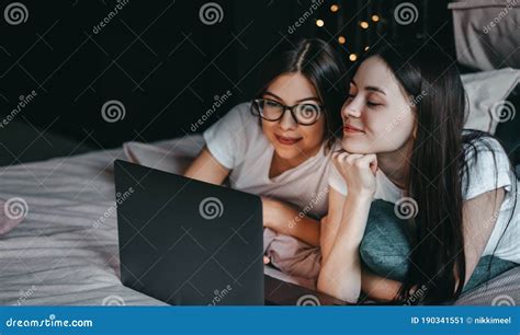 Jovem E Bonita Mulher Caucasiana Amante De Casais Lésbicas Usando Laptop Imagem De Stock