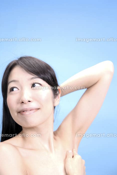 ムダ毛を処理した女性の写真素材 [110087277] イメージマート