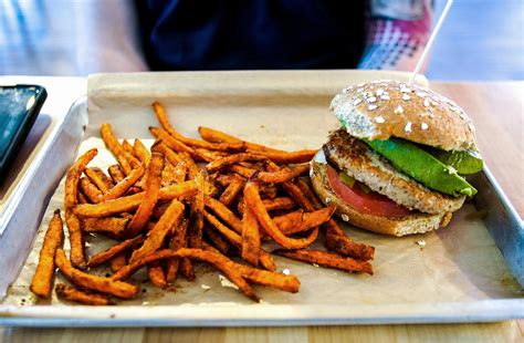 9,00 € sun burger steak 90g, bacon fromage, 1 portion de frites et 1 boisson au choix. Burger Restaurants in Sun Prairie WI - MOOYAH Burgers ...