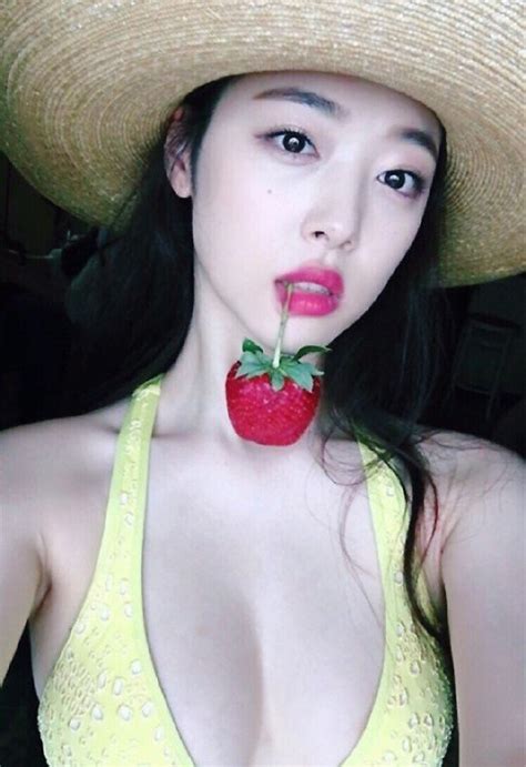 Sulli Updates Fans With Seductive Selcas Daily K Pop News