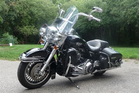 Road king wide open custom has custom fairings for your roadking. Road King Classic with Lower Fairing