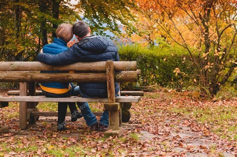 Joven Abrazando A Pareja En El Amor Sentado En Una Banca En El Parque