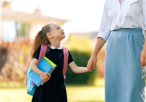 Pai E Aluno Indo Para A Escola Foto Premium