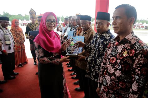 Industri 4.0 adalah satu revolusi baharu yang akan memberikan lebih banyak kemudahan kepada kehidupan manusia sekaligus meningkatkan produktiviti ekonomi. Revolusi Industri 4.0, Koperasi dituntut Kuasai Teknologi ...