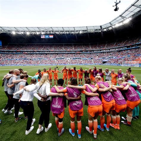 Oranjeleeuwinnen halen bij olympisch debuut uit tegen zambia: OranjeLeeuwinnen komen voorlopig niet meer in actie ...