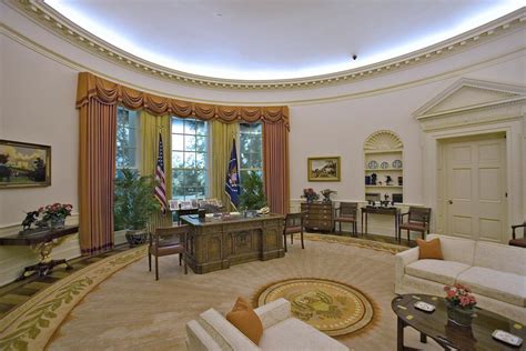 See more ideas about oval office, white house, white house usa. Trump decorates Oval Office in shades preferred by Reagan ...