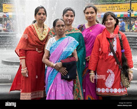 Mujeres De Bangladesh En Vestidos Tradicionales En Washington Square Park En Manhattan New