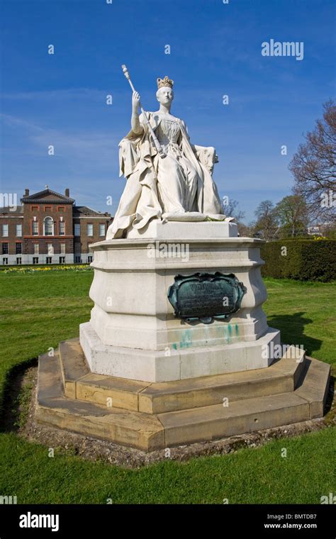 Statue Of Queen Victoria Kensington Palace Hi Res Stock Photography And