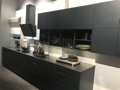 Mueble de cocina moderna blanca. Ten un moderno mueble de cocina en color gris