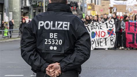 Deutschland Knappe Mehrheit Sieht Kein Rassismus Problem Bei Der Polizei Umfrage Der Spiegel