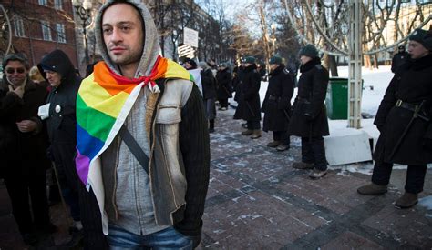 Russian Police Arrest Activists At Moscow Gay Flashmob Haaretz Com