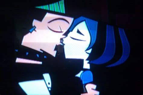 duncan and gwen kissing in the preview total drama island photo 13220747 fanpop