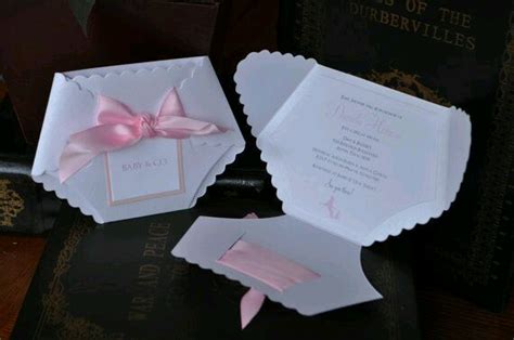 Sirven para estar relajados y celebrar en en resumen, la finalidad de estos juegos para un baby shower es disfrutar el momento y hacer que la madre se sienta a gusto. Invitaciones con forma de pañal para baby shower