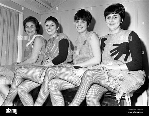 Frauen Die Auf Der Party 1967 Mit Fischnetz Strumpfhosen Bekleidet