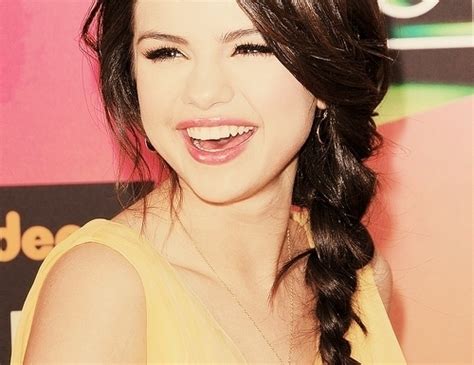 Contest 2 Post A Pic Of Selena Laughing Selena Gomez