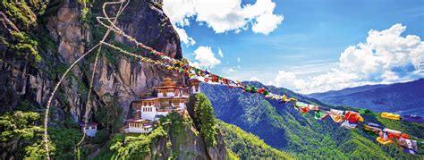 Mountainous bhutan, half the size of indiana, is situated on the southeast slope of the himalayas, bordered on the north and east by tibet and on the south and west and east by india. Bhutan - Wo das Glück ein Staatsziel ist | ZEIT REISEN