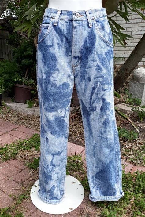 This is a step by step tutorial on how to make cool designs using bleach! Twenty X | Bleached jeans, Bleached denim, Bleach jeans diy
