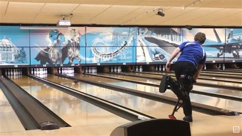 Zin in een potje bowlen? West Michigan teen bowling on one leg after injury - and ...