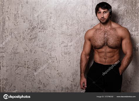 Bodybuilder Homme Avec Poitrine Poilue Image Libre De Droit Par Racool