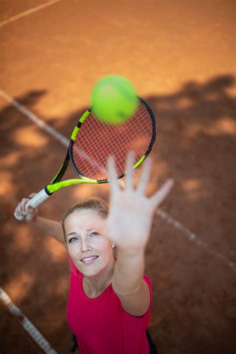 Уверенность в себе на теннисном корте Вид на привлекательную молодую теннисистку с нетерпением
