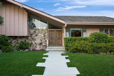 ‘the Brady Bunch Kids And Hgtv Want Your Help Renovating Iconic Tv