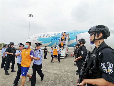 Police Escort 150 Telecommunications Fraud Suspects To Chongqing The