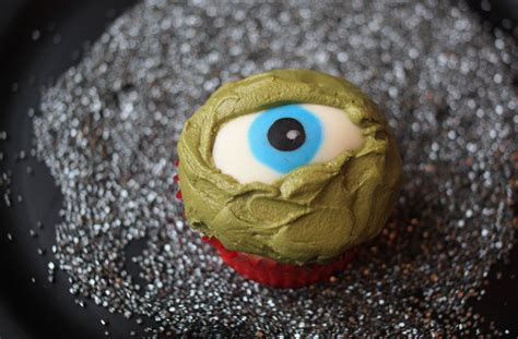 Make Edible Chocolate Eyeballs