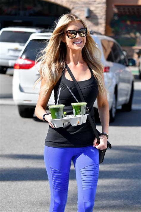 Christina El Moussa Picks Up A Couple Of Juices At A Local Grocery