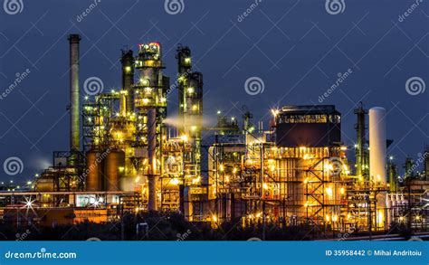 Planta De Refinería Del Petróleo Y Gas Fotografía Editorial Imagen
