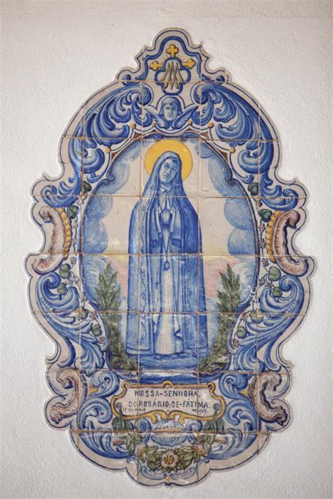 O santuário de nossa senhora do rosário de fátima é um santuário nacional. Capelinha das Aparições