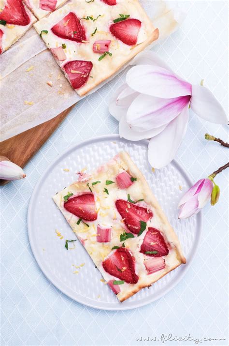 Rhabarber klein schneiden und zusammen mit dem zucker und dem vanillezucker und den 3 el wasser zugedeckt weichgaren. Erdbeer-Rhabarber-Flammkuchen - Schnelles Rezept ...