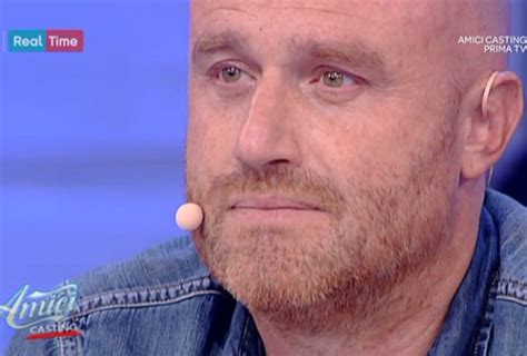 Ad amici di maria de filippi i due insegnanti non smettono di litigare e punzecchiarsi e i telespettatori da settimane assistono a continui screzi tra i due. Rudy Zerbi lontano dai figli | Momento difficile per il ...