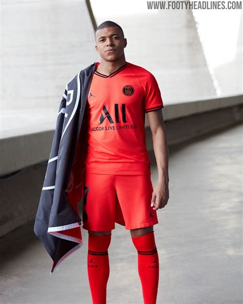 So besticht das jersey diesmal insbesondere durch einen breiten vertikalen mittelstreifen, der sowohl beim heimtrikot als auch beim auswärtstrikot 20/21 in rot gehalten ist. Jordan PSG 19-20 Away Kit Released - Footy Headlines